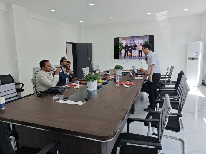Xingye Machinery engineers consulting with Saudi project managers on-site